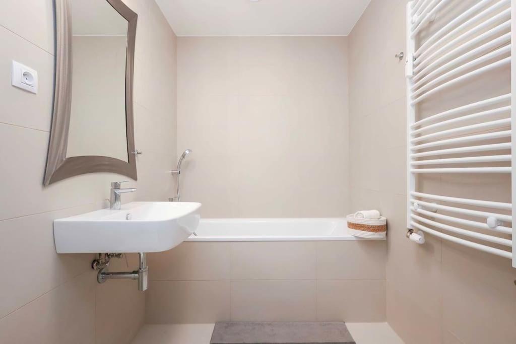 Danubius One - Spacious W Free Parking Bratislava